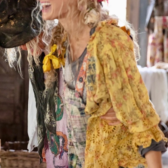 MAGNOLIA PEARL Eyelet Remi Cotton Blouse Bluebirds, Roses, Hearts - Picture 6 of 8